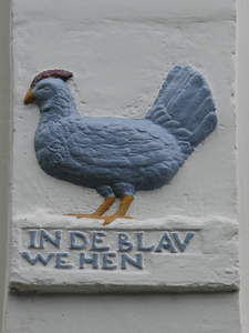 905381 Afbeelding van de gevelsteen 'IN DE BLAUWE HEN', in de voorgevel van het pand Oudegracht 235 te Utrecht.